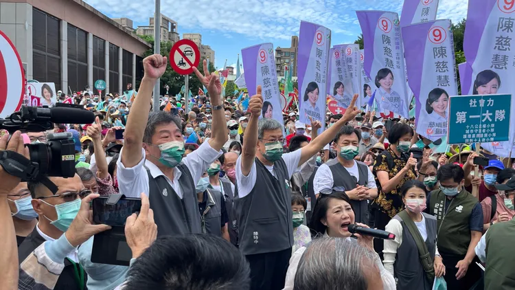 陳時中在上千民眾簇擁下開走。陳志淵攝