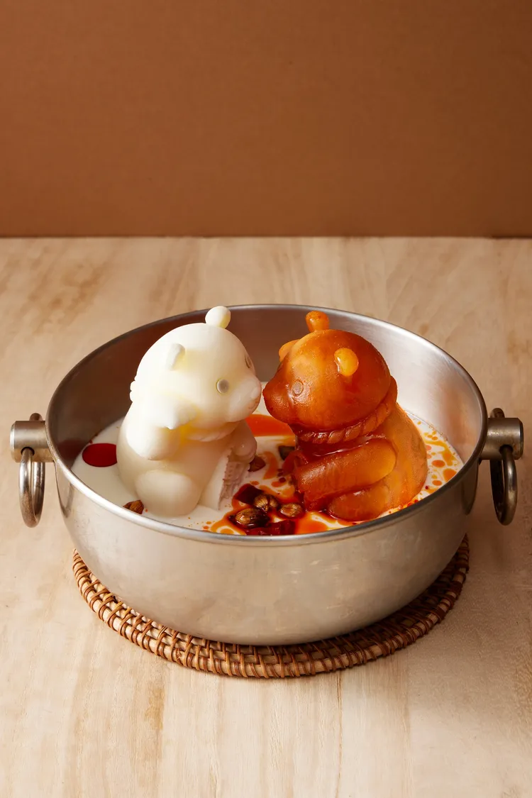 即日起-11/30穿著紅或白色服裝到聚日式火鍋全台門市，湯頭可免費升級為札幌熊起司牛奶湯或麻辣熊激辛麻辣湯底。業者提供