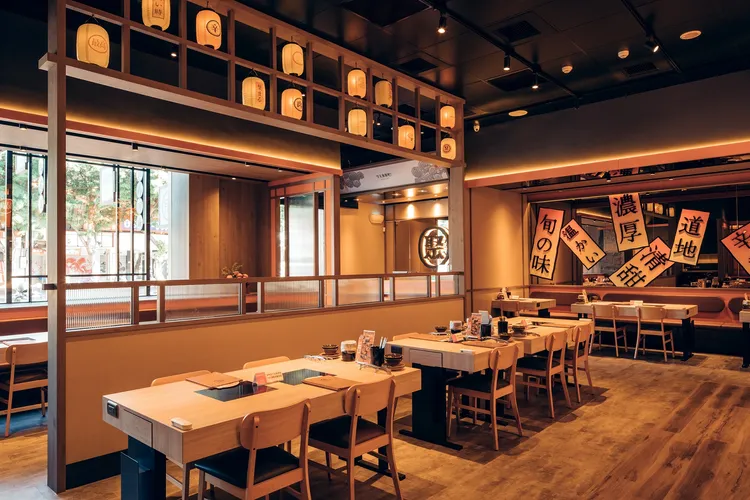 首間形象店以燈籠及日式插畫打造宛如日本條通的熱鬧氛圍。業者提供