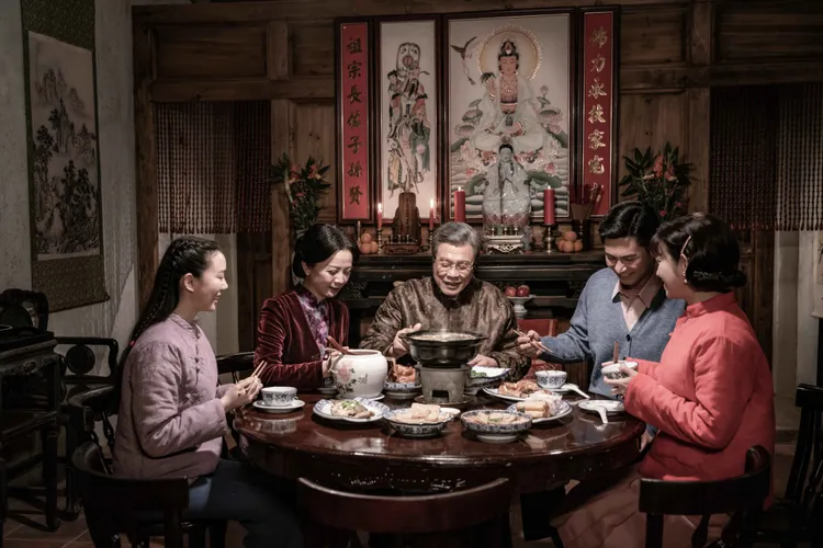 大地主「陳家」楊烈（中）、米可白（右起）、楊子儀、高欣欣、鄧雨忱過年圍爐。公視、禾豐製作提供