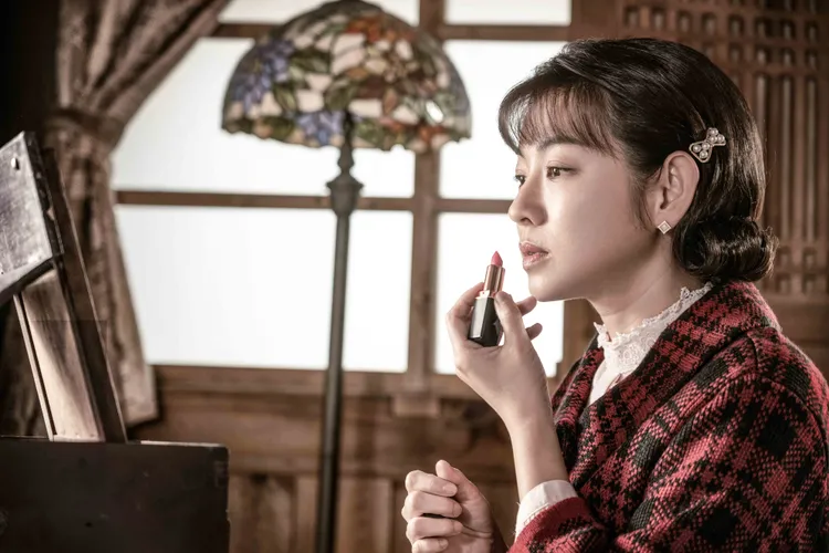 米可白為戲調整優雅儀態。公視、禾豐製作提供