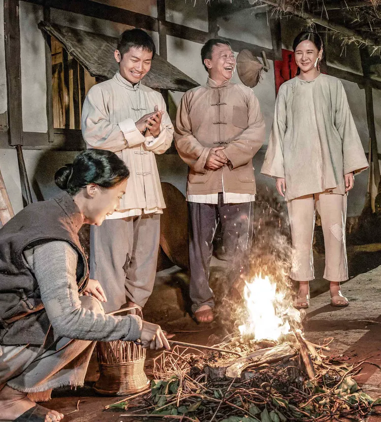 游安順（左三）飾演的佃農「蔡家」黃婕菲（左起）、蔡昌憲、安心亞過年團聚。公視、禾豐製作提供