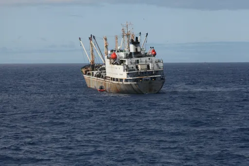 中國漁船大肆捕撈魷魚　在南美公海與美快艇僵持