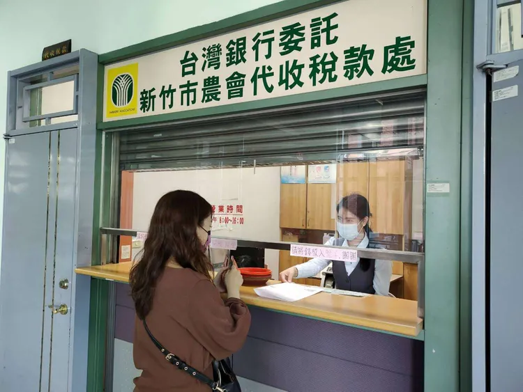 新竹市政府宣布112年免徵住家用房屋現值提高為「10萬5千元」，全市預計逾300戶受惠。新竹市政府提供