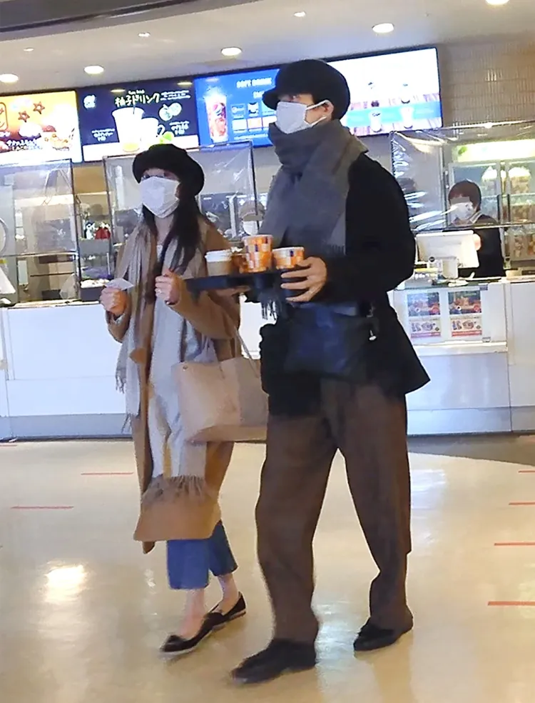 松坂桃李（右）和戶田惠梨香婚後才被拍到看電影約會。翻攝《FRIDAY》