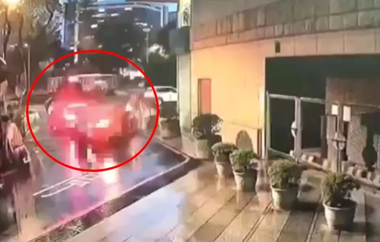 特斯拉從大樓停車場駛出。翻攝畫面