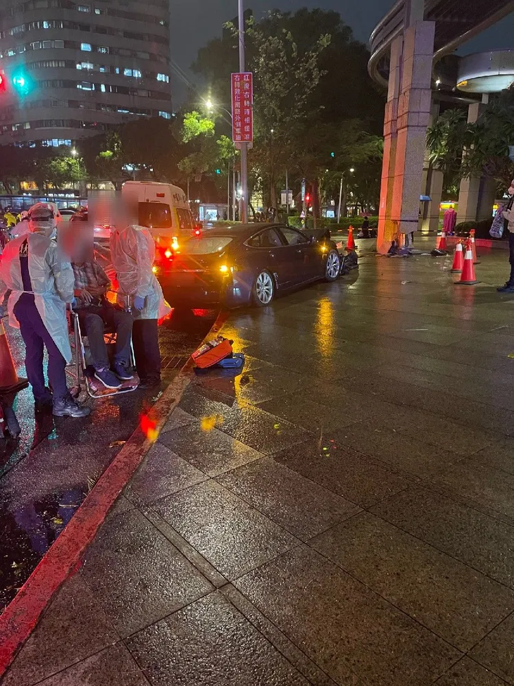 特斯拉不明原因衝上騎樓人行道。翻攝自爆料公社