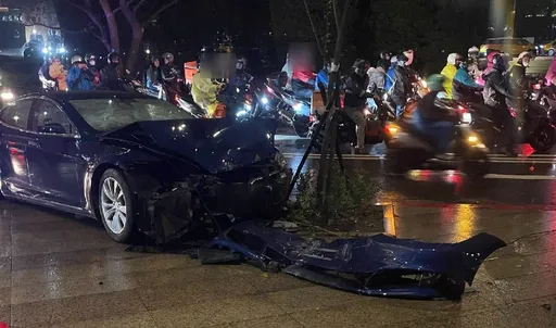 北市仁愛圓環特斯拉暴衝！　撞上人行道波及2路人釀3傷