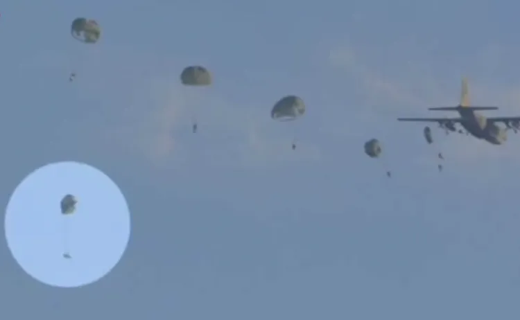 秦良丰從1300呎高空墜地，當時主副傘未全開。取自《蘋果新聞網》