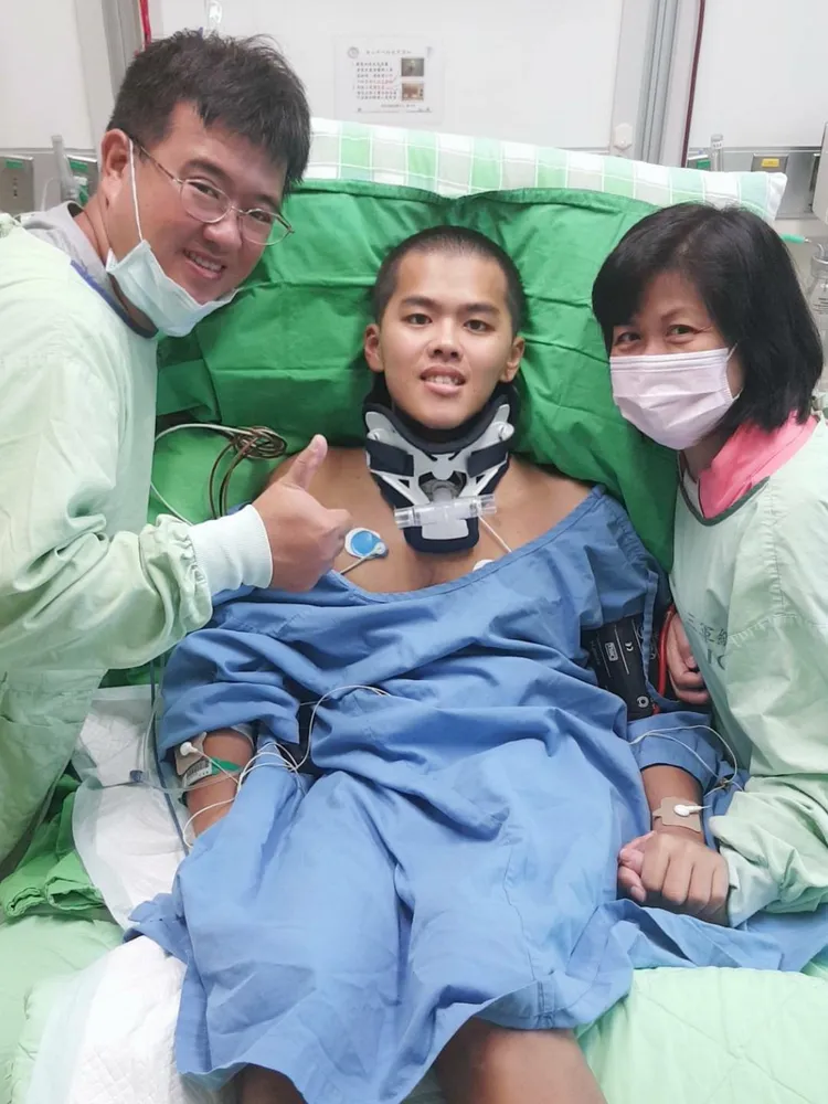 秦良丰首次脫離呼吸器，露出欣喜的笑容。秦爸爸提供