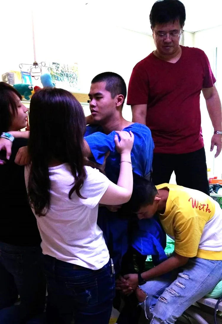 秦良丰復健初期，需多人協助才能站起。秦爸爸提供