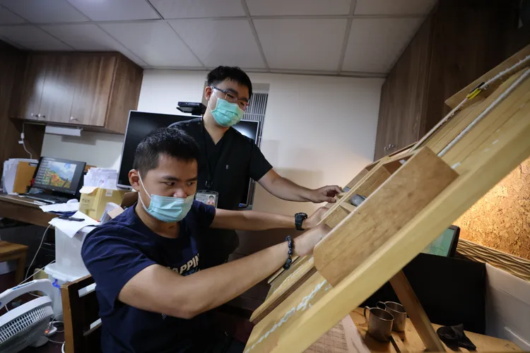 秦良丰拚了命復健，「我只能拚，我要回家。」侯昌騰攝