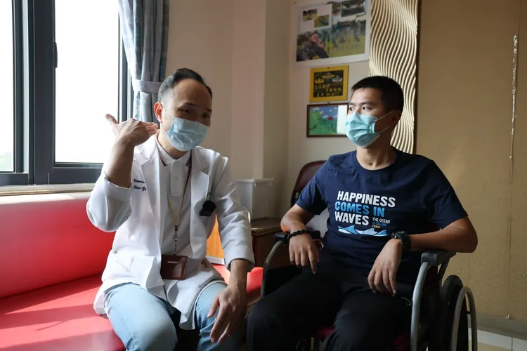 國軍高雄總醫院神外主治醫師歐建佑相當佩服秦良丰的毅力。侯昌騰攝