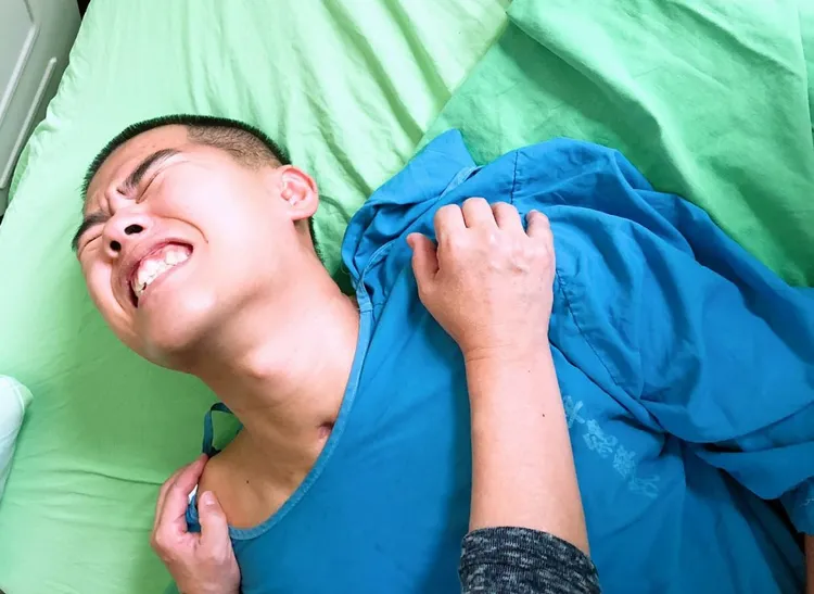 秦良丰初期復健時，肌肉張力讓他承受極大痛苦。秦爸爸提供