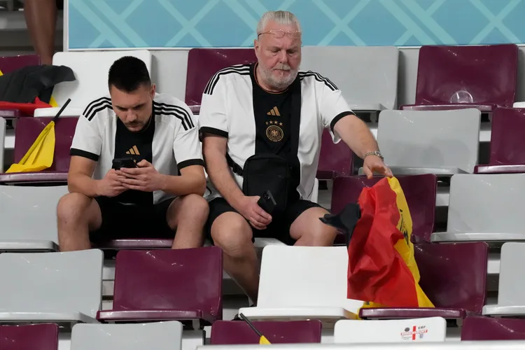 德國隊父子球迷在賽後，仍無法置信是真的。美聯社