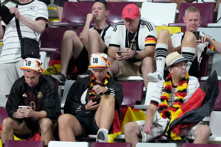 德國隊落敗後，德國球迷集體崩潰，無法從惡夢中醒來。美聯社