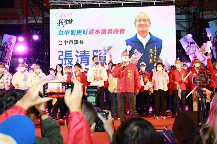 台中市議會議長張清照跟鄉親報告為海線爭取第一座國民運動中新、社宅興建等成績，爭取鄉親支持連任再繼續為大家服務。盧秀燕競總提供