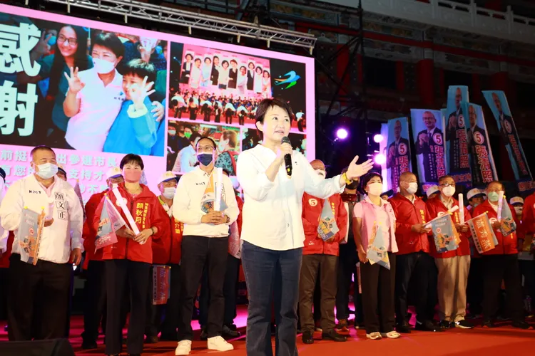 盧秀燕利用大幅投影片說明自己全國首創設置「疫苗快打站」等政績。盧秀燕競總提供