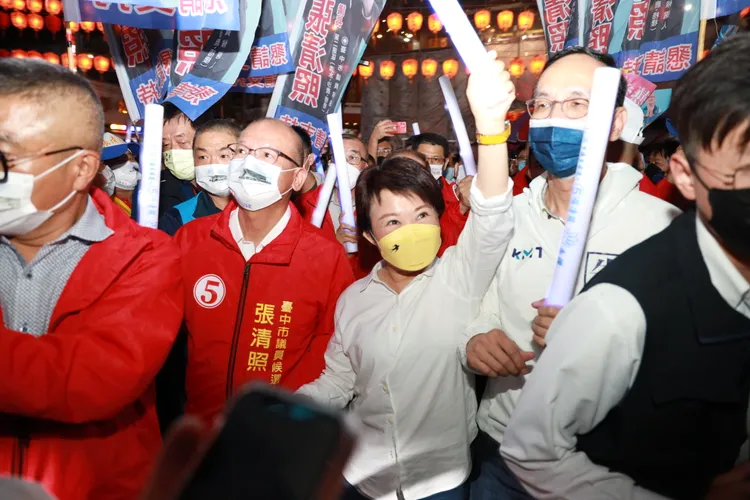 盧秀燕今晚牽手張清照，跟國民黨主席朱立倫三人同型大進場進入造勢晚會，受到民眾夾道歡迎。盧秀燕競總提供