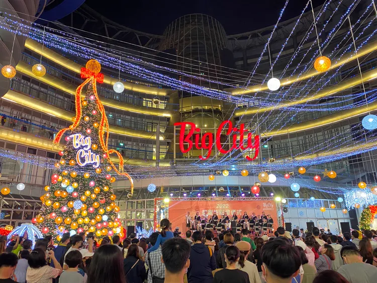 為迎接即將到來的聖誕節和跨年，熱門卡通、益智手作等各類玩具禮物商品，以及年輕族群喜愛的居家實用、辦公小物、生活雜貨等交換禮物的熱門商品將帶動一波選購潮。Big City提供
