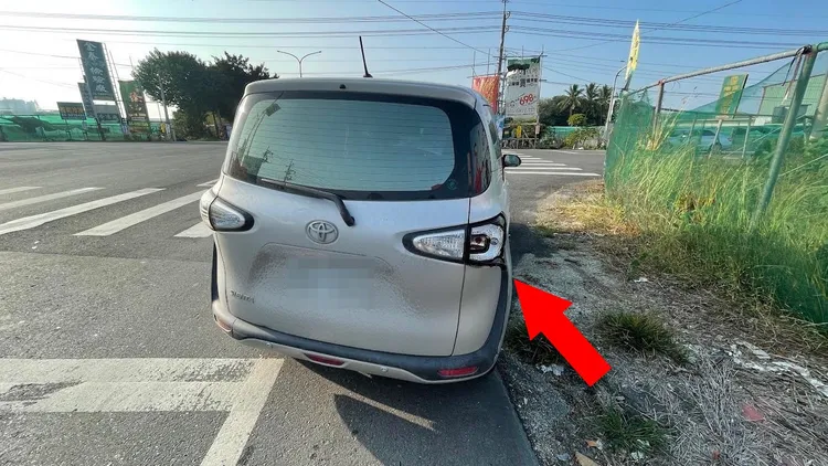 休旅車駕駛無恙，右後燈殼破損。民眾提供
