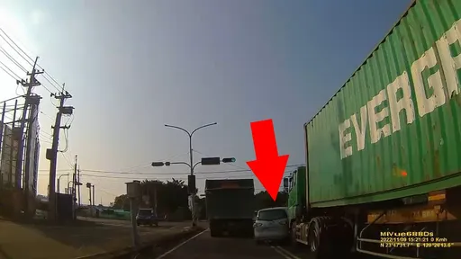 三寶鬼切!綠燈起步硬切貨櫃車 網譏「夾縫中求生存?」