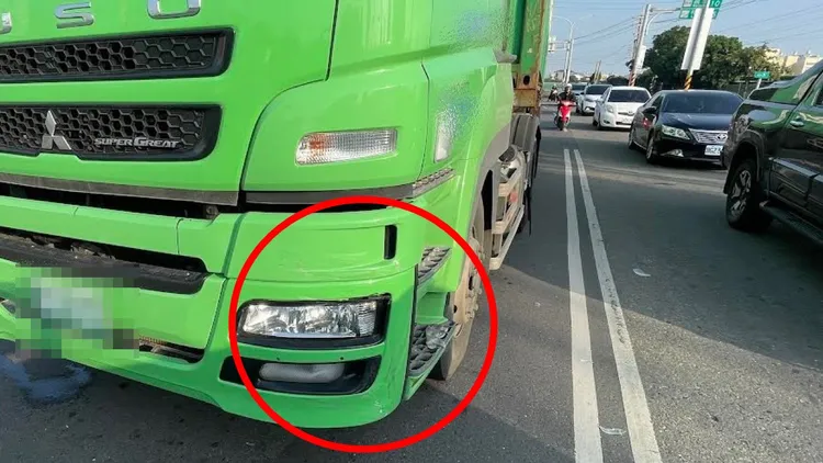 貨櫃車左前保桿多處擦傷。民眾提供