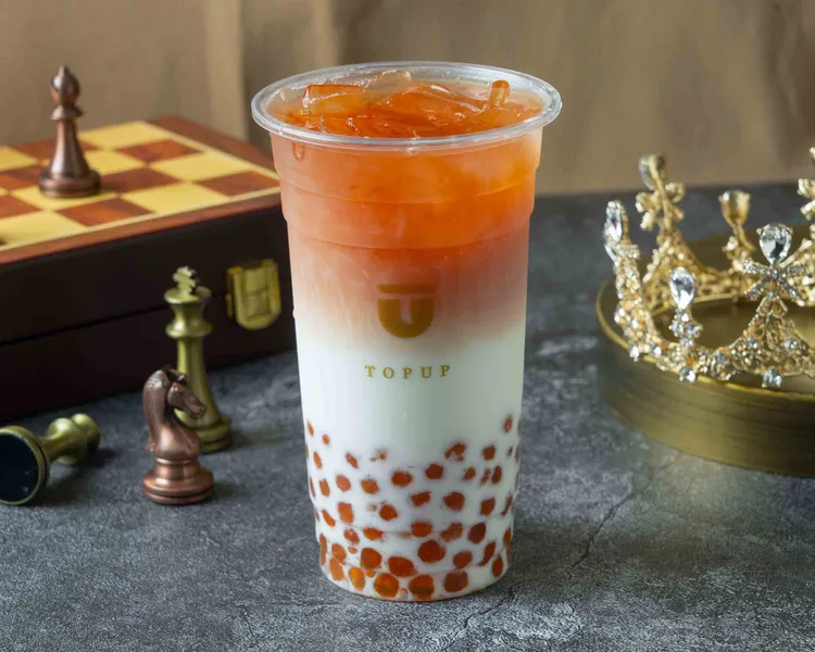 當「王 那堤」加上嚼感金珠，即成為台灣人最愛的珍珠奶茶「珍 那堤」。業者提供