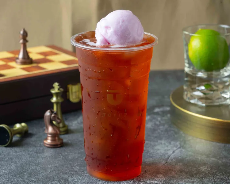 義式冰淇淋Gelato搭配英倫紅茶的「愛司紅茶」，最上面的天然蝶豆花檸檬冰淇淋，兼具視覺與美味。業者提供