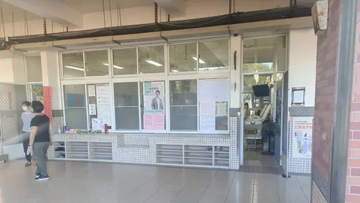 高雄91歲嬤走向投票箱時跌倒 兒子幫忙投入票