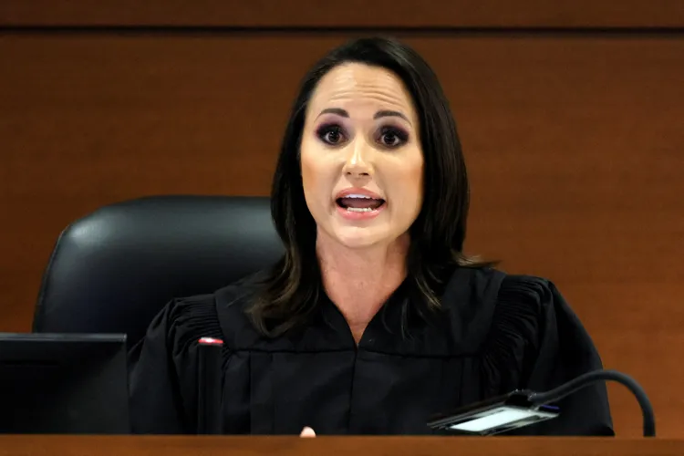 本案審理法官謝瑞爾同意讓受害者親屬，在宣判前先在庭上對兇手發表談話。