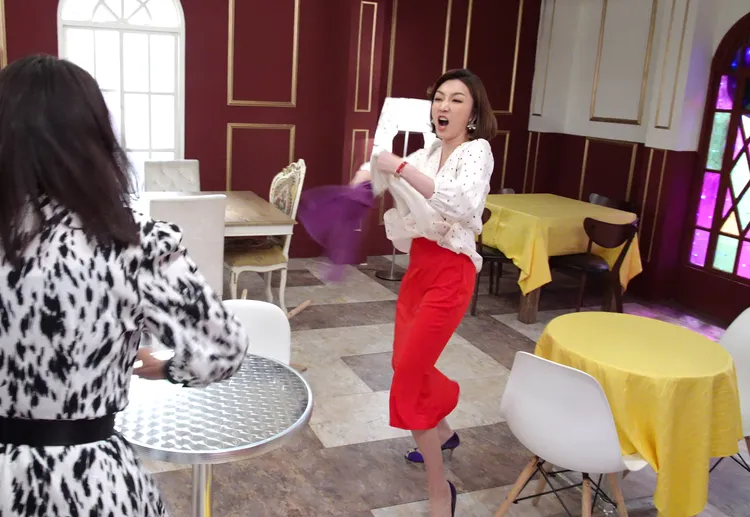 林可唯（右）把抹布當彩帶揮舞，誇張表情逗笑大家。台視提供