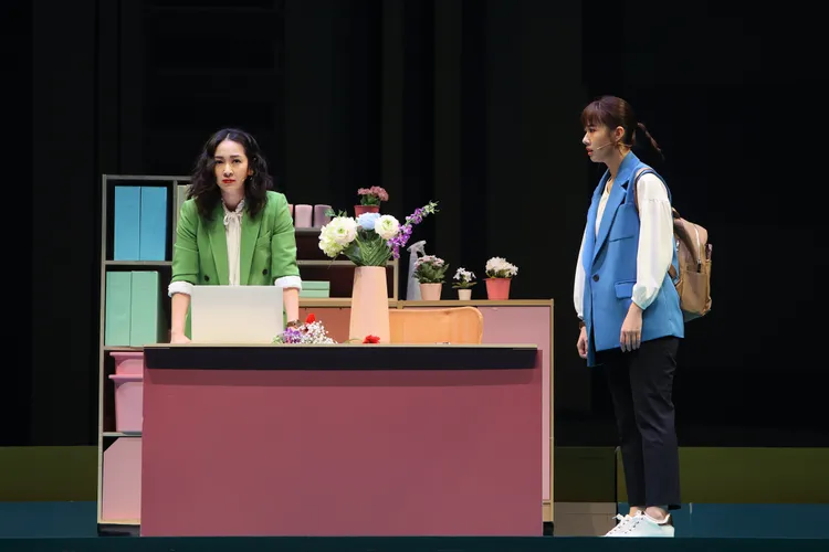 蔡燦得（左）與方志友演出舞台劇《一個公務員的意外死亡》。故事工廠提供