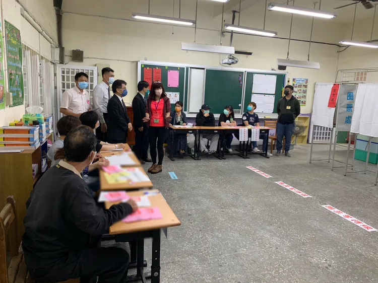 新竹市選委會表示，截至中午前，香山區及東區各發生1件手機帶進投票所違規案件，其餘秩序均良好。新竹市政府提供