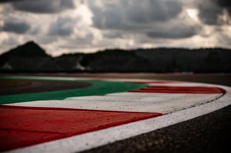 印尼Pertamina Mandalika賽道，以一種創新的瀝青混合物以應對龍目島因為地處濱海位置的全天溫度劇烈變化，對車手及賽事來說都是全新挑戰。倍耐力提供