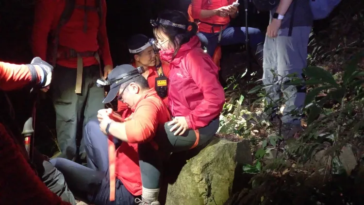 夏姓女子因初次從松鶴端爬八仙山，導致體力不支膝蓋疼痛無法下山，搜救人員用揹負方式揹下山。李陳信得攝