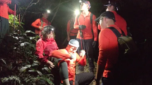 情侶初次登八仙山爬到腳軟求援 搜救人員連夜救援揹下山