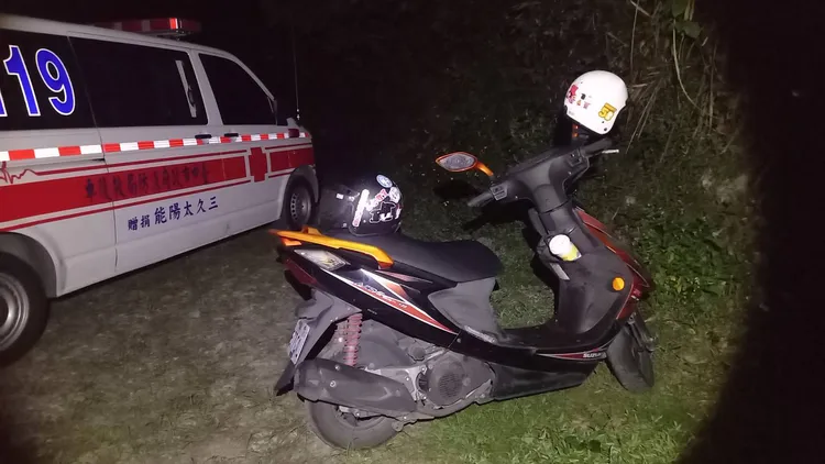 兩情侶昨日騎機車至八仙山登山因腳膝蓋疼痛求援。李陳信得攝