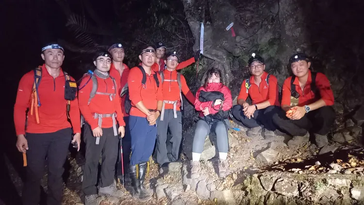 揹回到登山口後傷者向搜救人員致謝。李陳信得攝