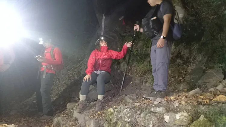 今日凌晨順利將夏女揹至登山口。李陳信得攝