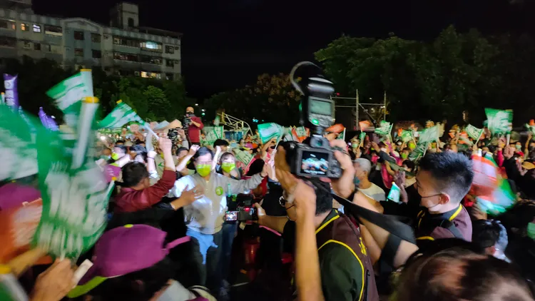 林佳龍進場時支持者熱情歡迎。莊淇鈞攝