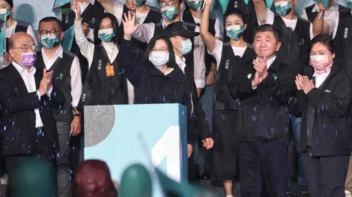 不畏風雨！蔡英文高喊：讓陳時中「鋼鐵部長變成鋼鐵市長」