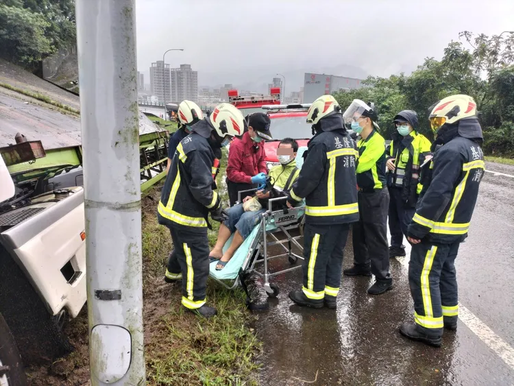 湯男腿部疼痛送往醫院治療。翻攝畫面