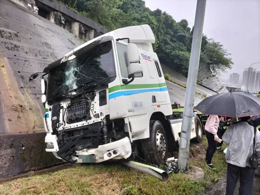 國1曳引車衝出匝道卡邊坡 男駕駛輕傷送醫