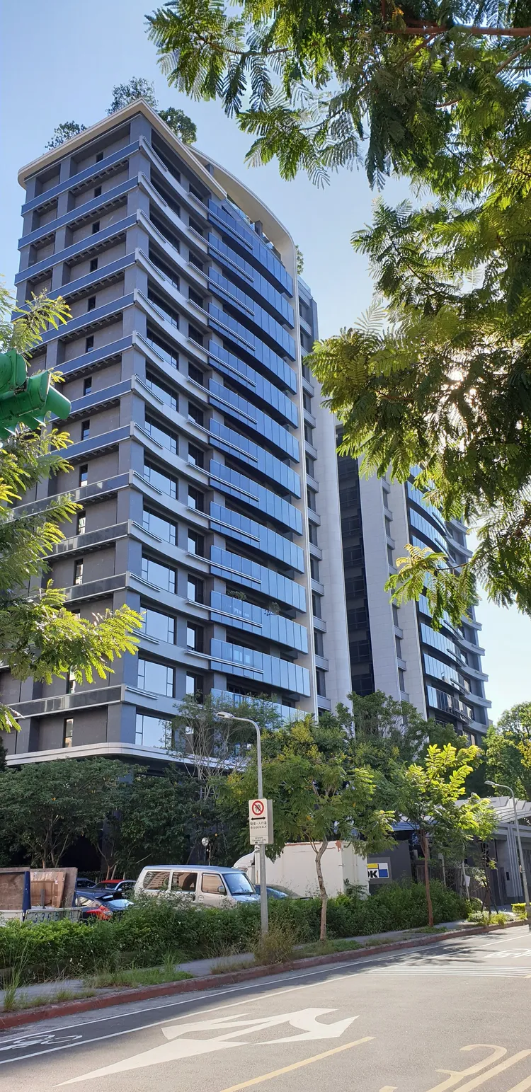 冠德信義C棟九月被閎泰投資以總價4.1億無貸款買入，單價188.48萬，成為冠德信義今年第一筆交易，也是最低單價交易。台灣房屋提供