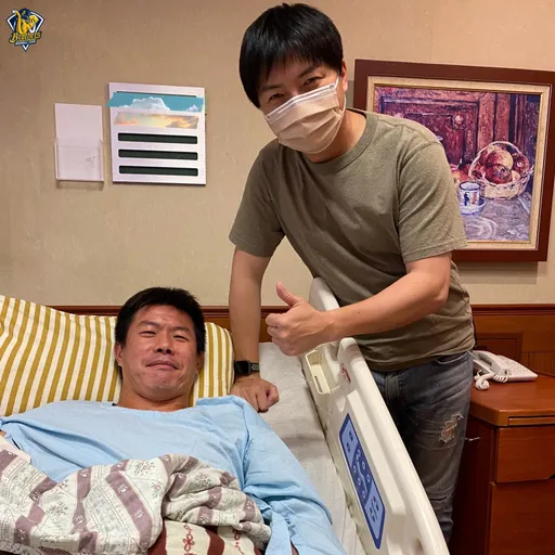 鄭凱文骨刺手術完成 「助總」在病床旁大大比讚