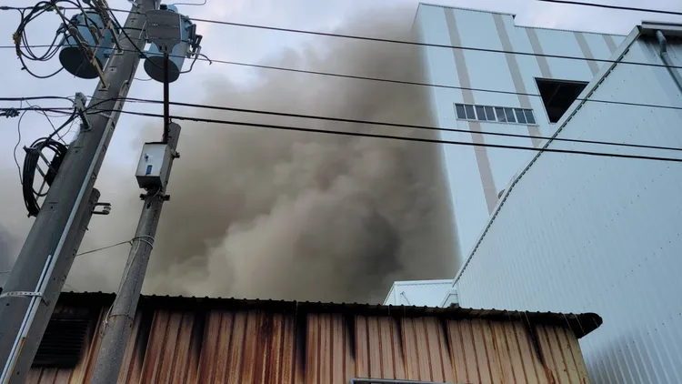 現場傳出濃濃灰煙。劉榮輝攝