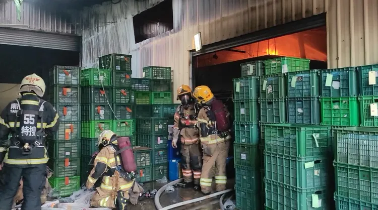 消防人員搶救中。劉榮輝攝