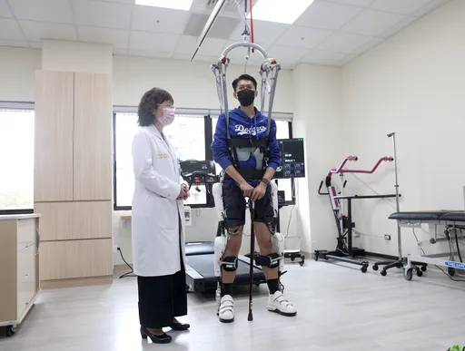 29歲腦中風半癱 臥床3個月後能登山跑跳!北醫機器人復健很給力
