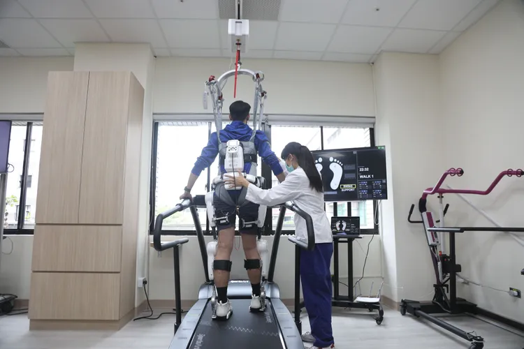 北醫附醫首創多樣性下肢機器人復健中心。陳明中攝